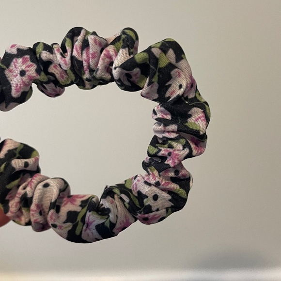 5 for $20: American Eagle skinny scrunchies - Picture 6 of 8